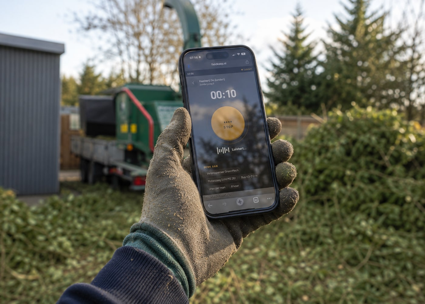 Een medewerker spreekt zijn werkbon in; op het scherm loopt de opname met daaronder de machines die voor die klus gereserveerd stonden