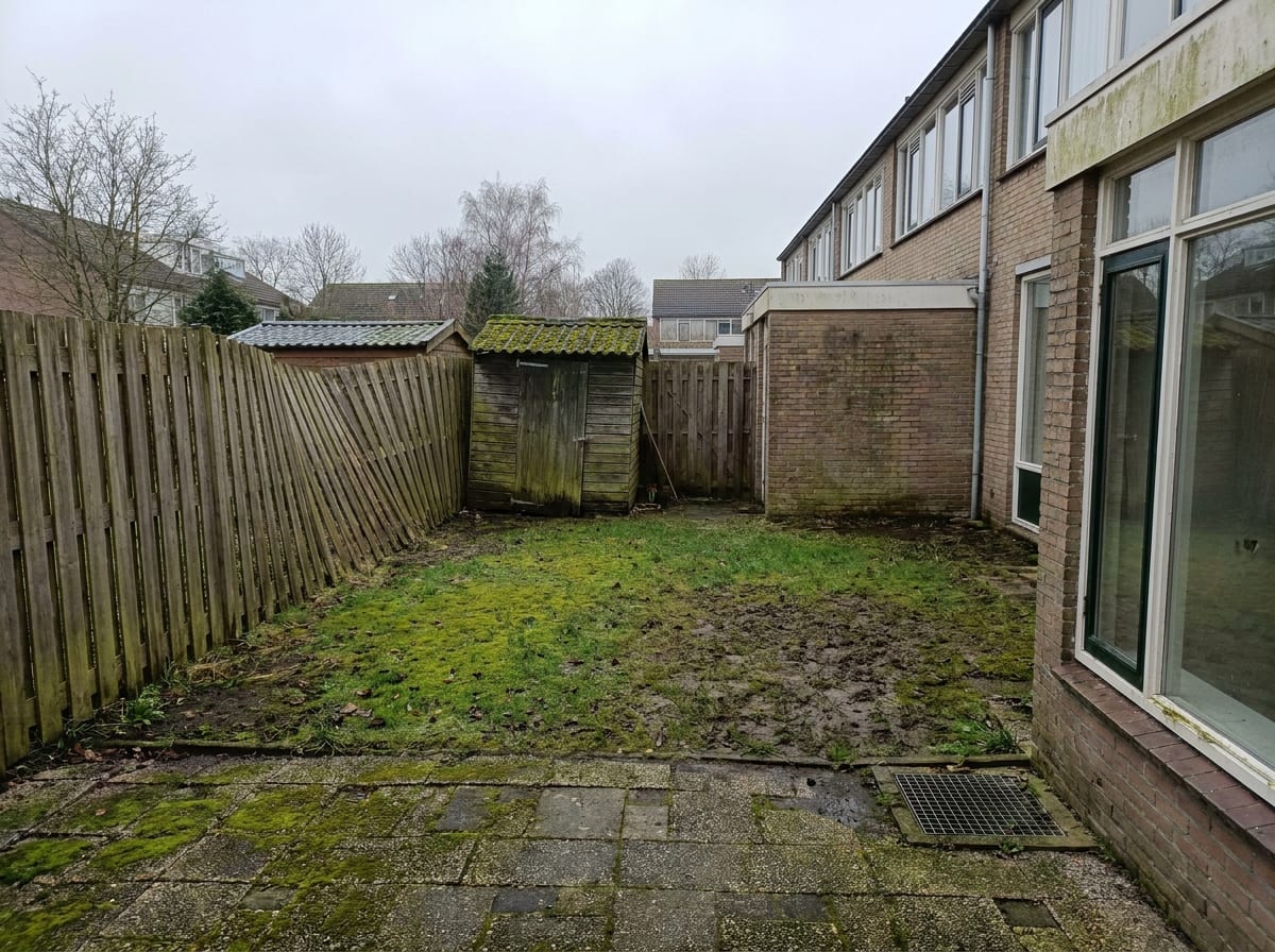 Een achtertuin zoals de hovenier hem bij het eerste bezoek aantreft en fotografeert